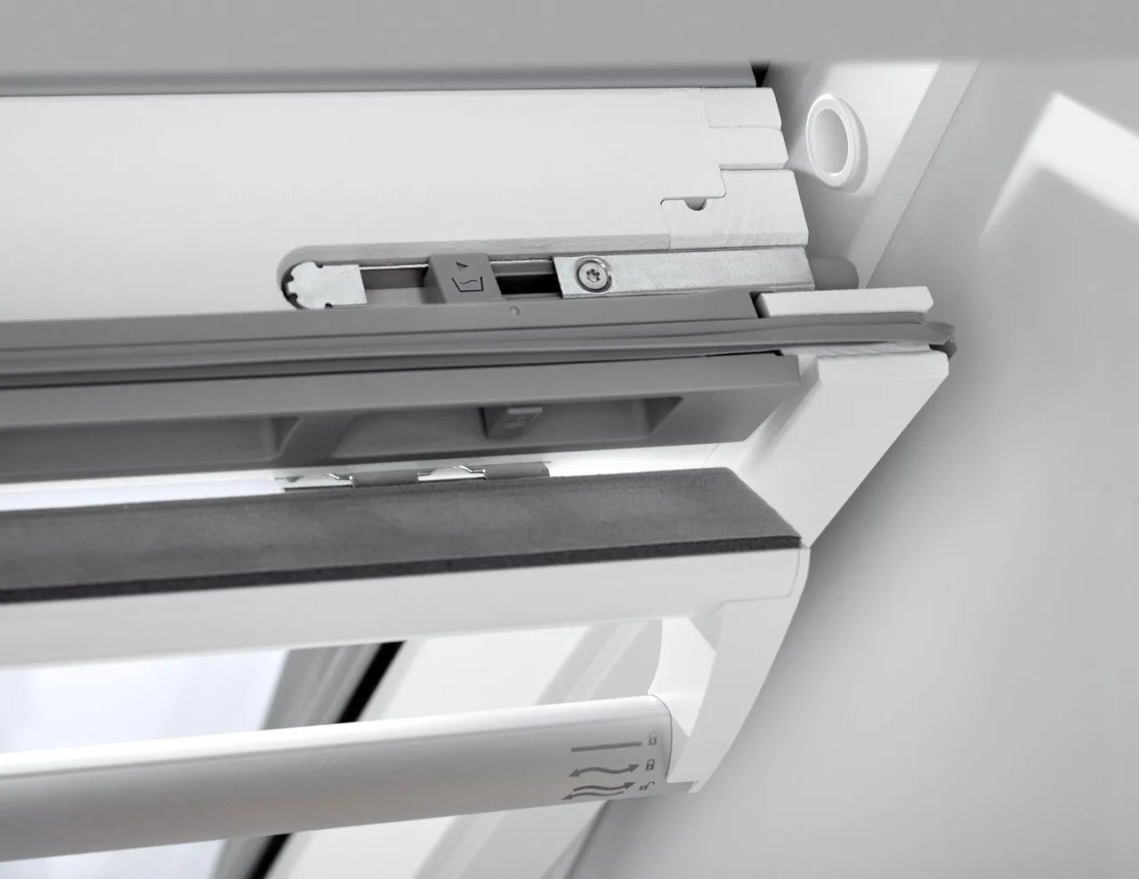 Мансардное окно VELUX ПРЕМИУМ GGL 3068 с электроприводом INTEGRA