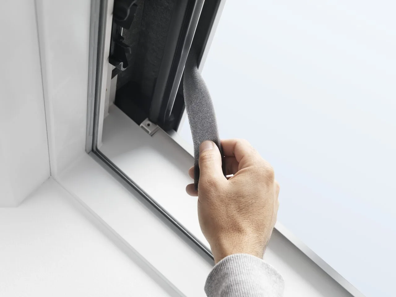 Мансардное окно VELUX ПРЕМИУМ GGL 3068 с электроприводом INTEGRA